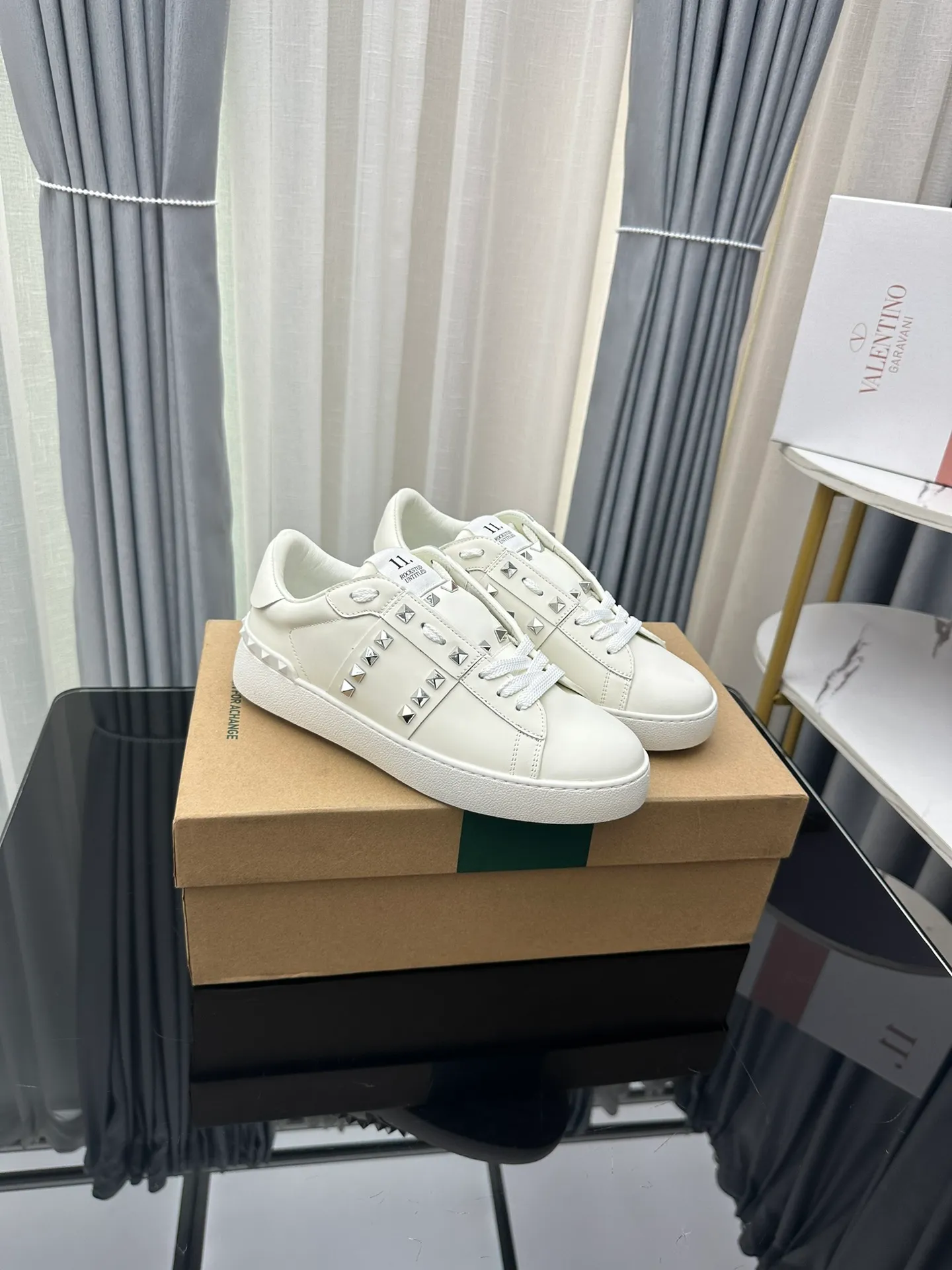👟👟Ex-factory price 480👟👟 Women's shoes, women's clothing, Valentino Valentino GARAVANI OPEN DISCO, rivets, thick soles, casual sports shoes, heightening, white shoes, original purchase and development, production, V family classic series, rivet white shoes, hot sale at the counter, brand new, huge 6.5cm platform platform platform with original classic series, a perfect favorite for short people Comes with exquisite packaging at the counter 🛍📦 ▪️ Fabric: Original customized imported calfskin ▪️ Lining: Imported customized soft cowhide lining ▪️ Sole: Original molded ultra-light rubber foam material ▪️ Sole thickness: 6.5 ▪️ Size: Women's 35-45 (customized 45 is non-returnable